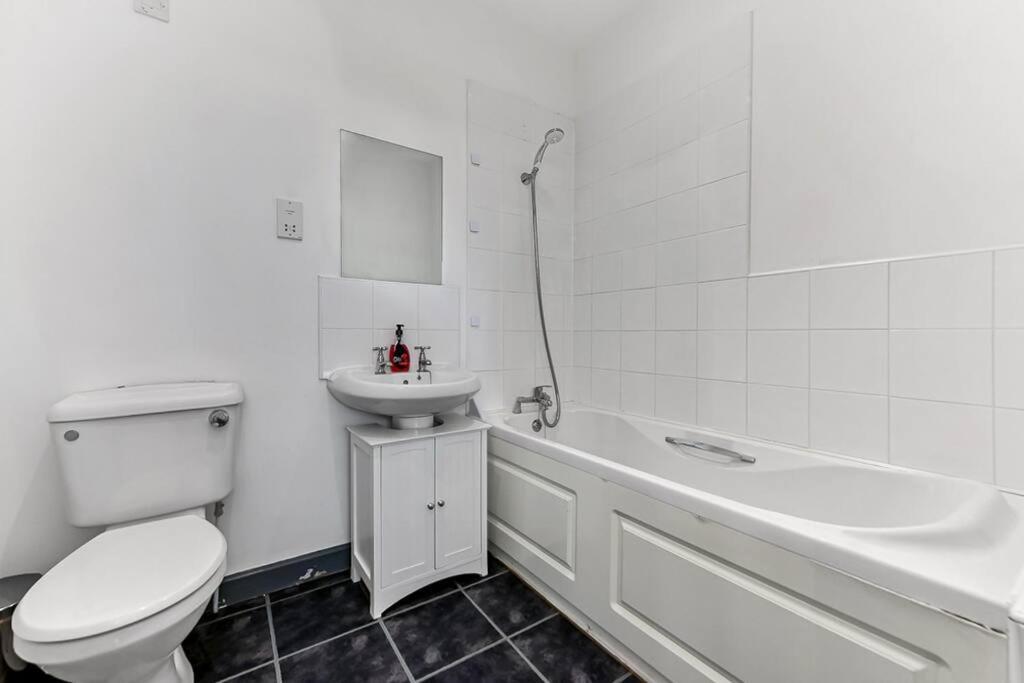 Large Group & Contractor Booking! Duplex W/Parking Milton Keynes Exterior photo